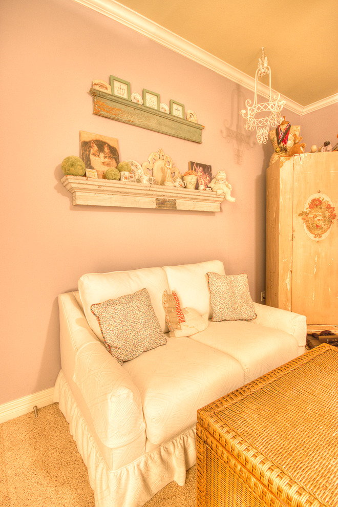 Esempio di una camera da letto shabby-chic style di medie dimensioni con pareti rosa e moquette