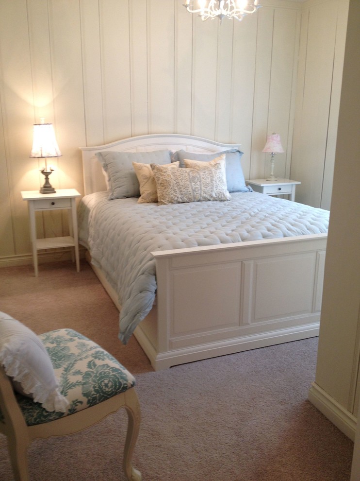 Идея дизайна: гостевая спальня среднего размера, (комната для гостей) в стиле шебби-шик с белыми стенами и ковровым покрытием