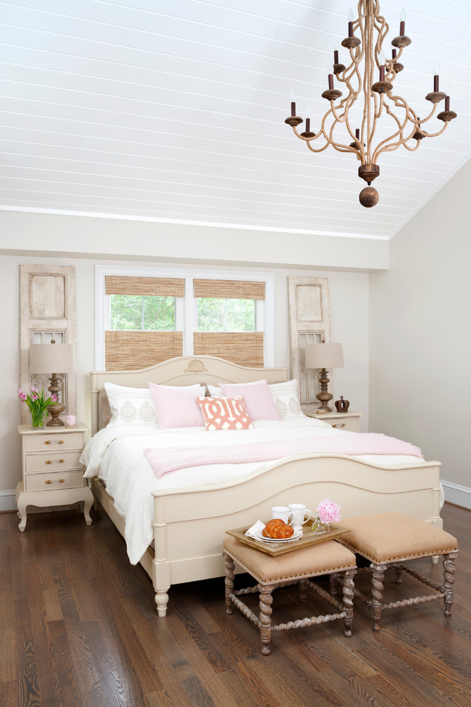 Inspiration pour une chambre d'amis traditionnelle avec un mur beige et un sol en bois brun.