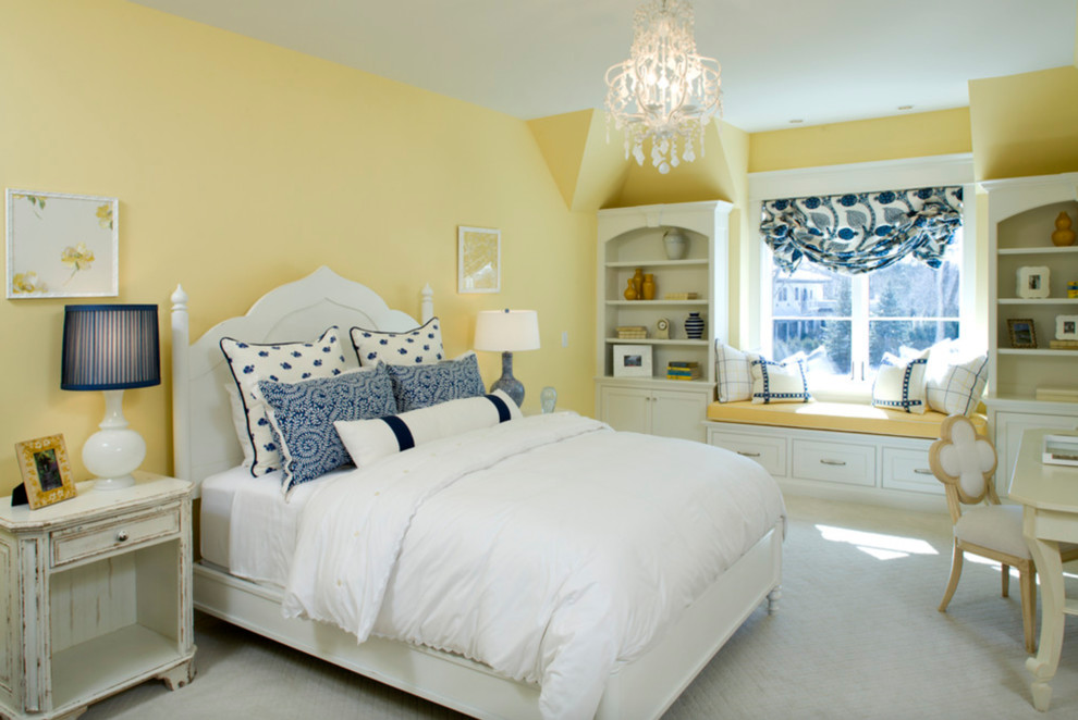 Exemple d'une grande chambre chic avec un mur jaune, aucune cheminée et un sol blanc.