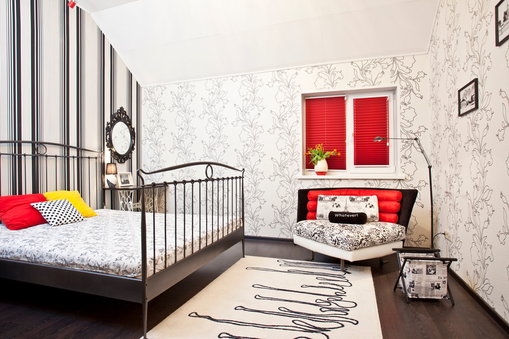 Idée de décoration pour une chambre design avec un mur beige et parquet foncé.