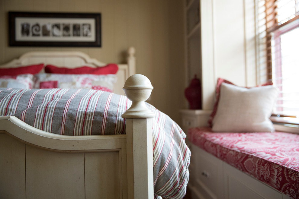 Источник вдохновения для домашнего уюта: спальня среднего размера в классическом стиле с белыми стенами и паркетным полом среднего тона