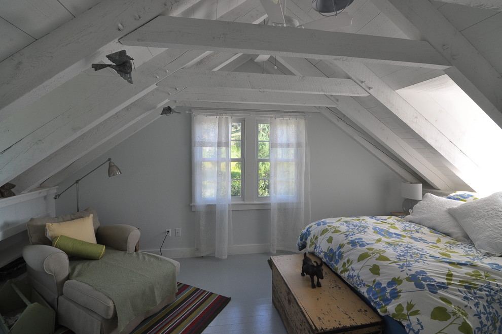 Стильный дизайн: хозяйская спальня среднего размера в классическом стиле с белыми стенами, деревянным полом и серым полом - последний тренд