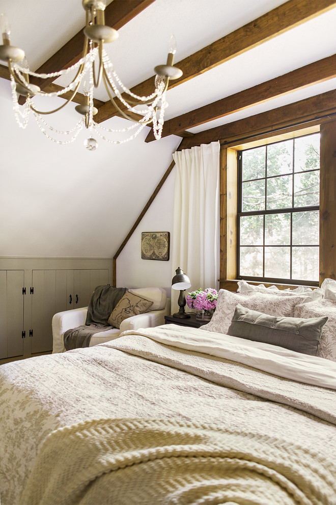 Diseño de dormitorio principal rústico de tamaño medio con paredes blancas, suelo laminado y suelo marrón