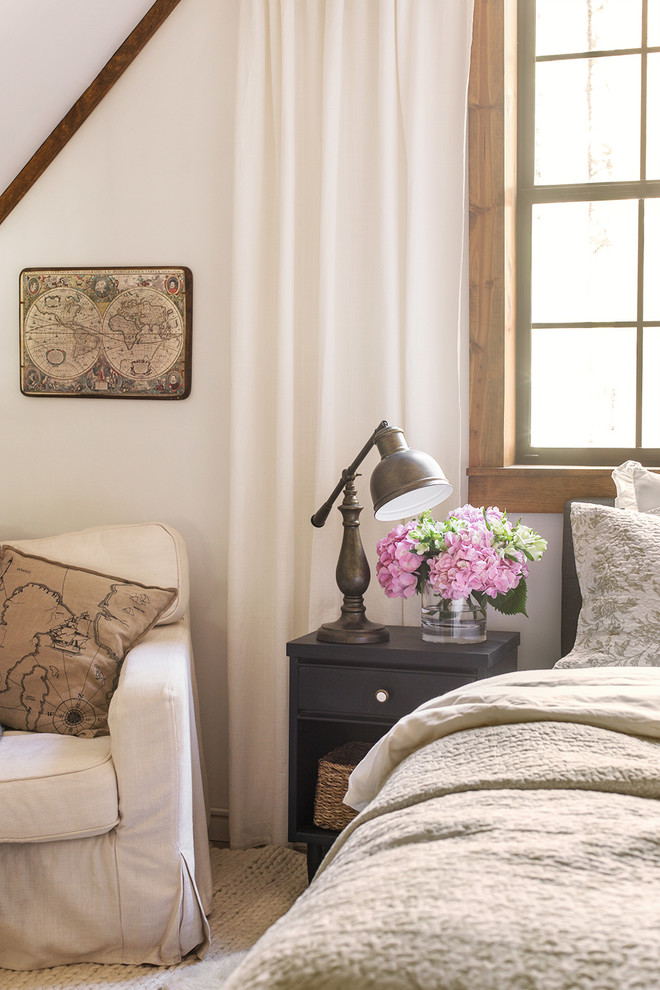 タンパにある中くらいなラスティックスタイルのおしゃれな主寝室 (白い壁、ラミネートの床、茶色い床)