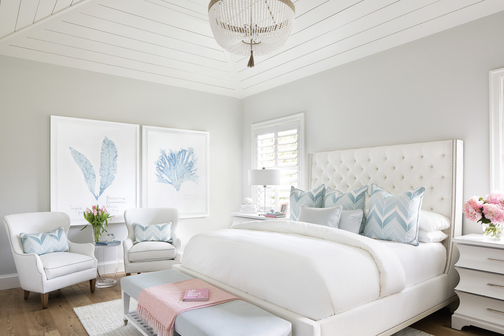マイアミにあるビーチスタイルのおしゃれな寝室 (グレーの壁、無垢フローリング、茶色い床、グレーとブラウン)