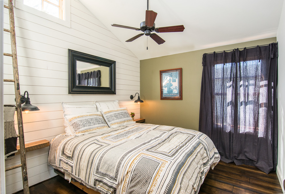 Источник вдохновения для домашнего уюта: спальня в стиле рустика с белыми стенами, темным паркетным полом и коричневым полом без камина