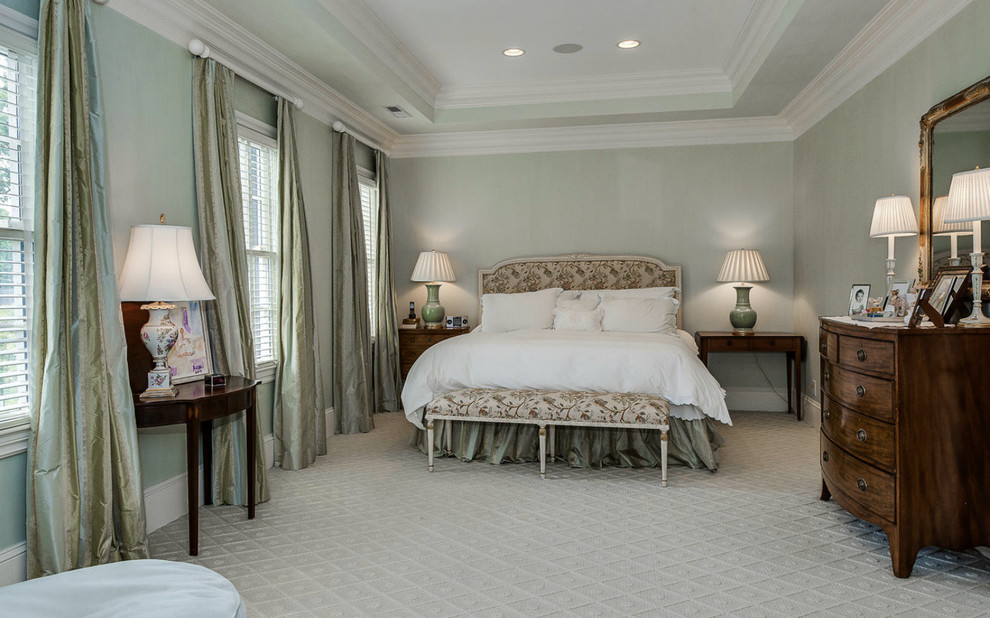 Klassisches Schlafzimmer mit grauer Wandfarbe und Teppichboden in Charlotte