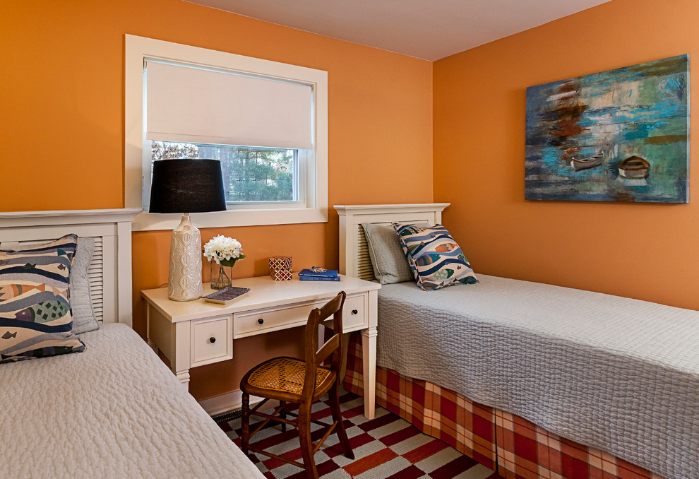 Idée de décoration pour une petite chambre d'amis marine avec un mur orange et parquet clair.