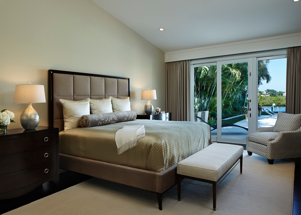 マイアミにあるトランジショナルスタイルのおしゃれな寝室のインテリア