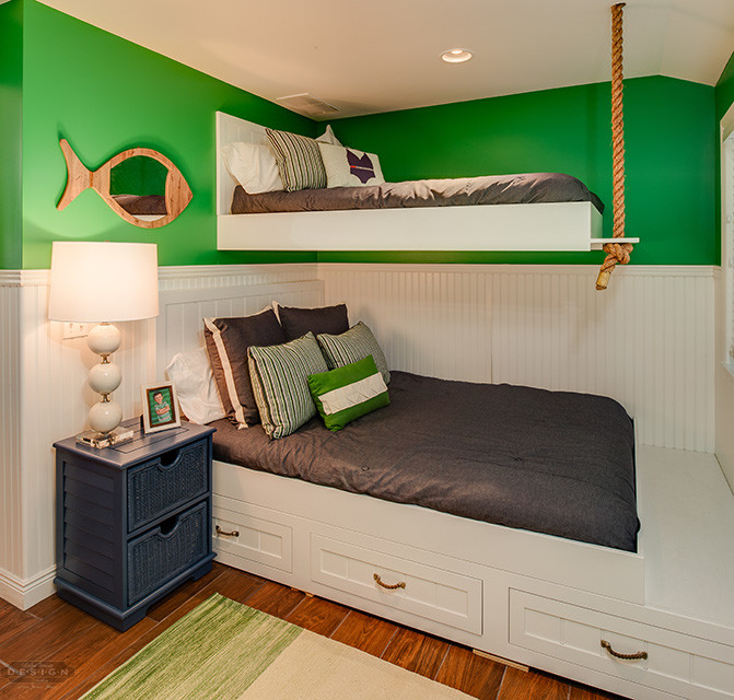 Diseño de habitación de invitados costera pequeña sin chimenea con paredes verdes y suelo de baldosas de porcelana