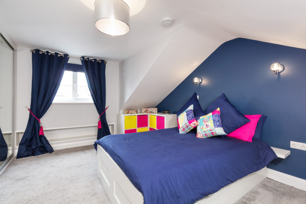 Ejemplo de dormitorio principal actual pequeño con paredes azules, moqueta y suelo gris