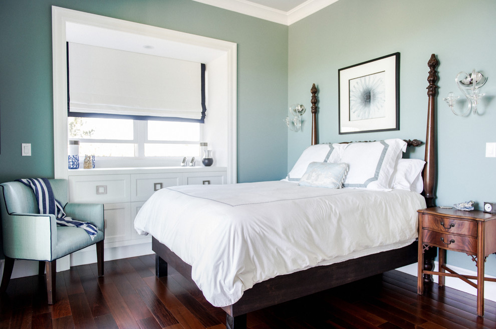 Ispirazione per una piccola camera degli ospiti stile marinaro con pareti blu e parquet scuro