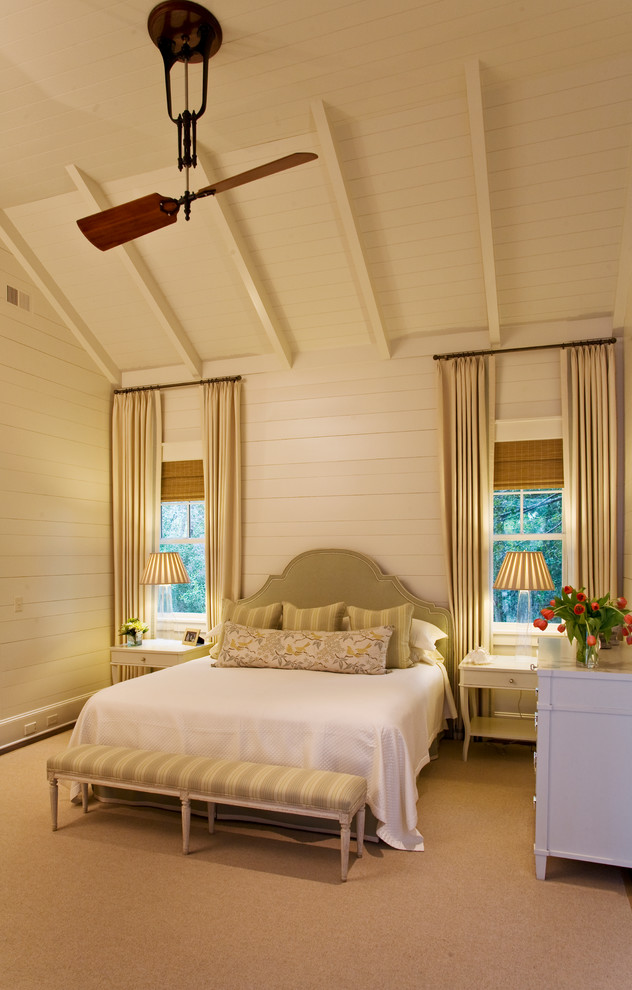 チャールストンにあるビーチスタイルのおしゃれな寝室 (白い壁)
