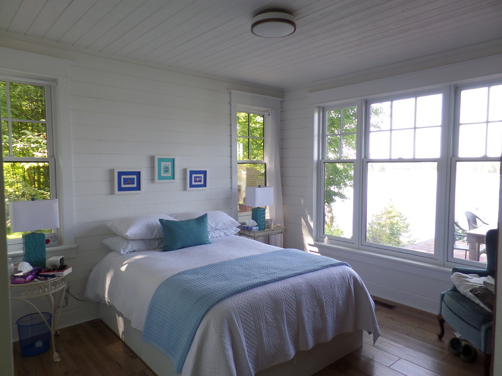 Cette photo montre une chambre parentale bord de mer de taille moyenne avec un mur blanc, parquet clair et aucune cheminée.