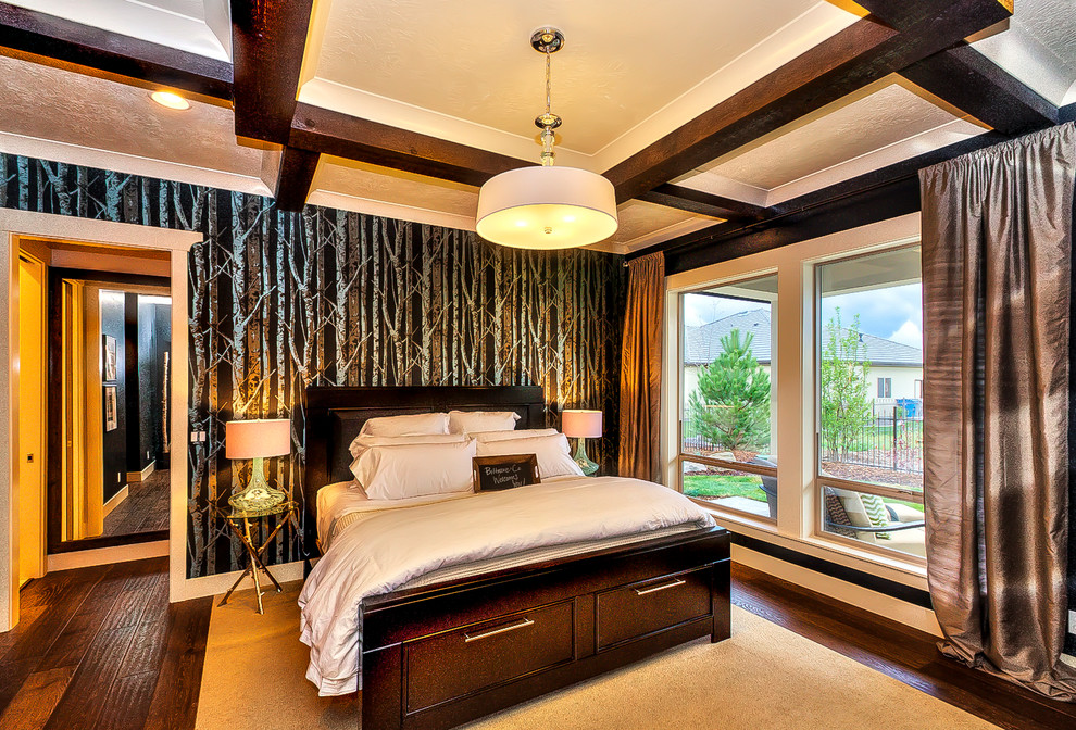 Foto de dormitorio principal rural de tamaño medio con paredes negras y suelo de madera en tonos medios