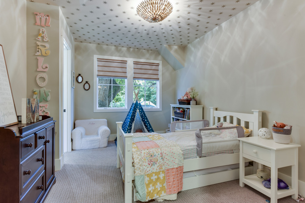 Modelo de habitación de invitados campestre de tamaño medio sin chimenea con paredes beige, moqueta y suelo beige