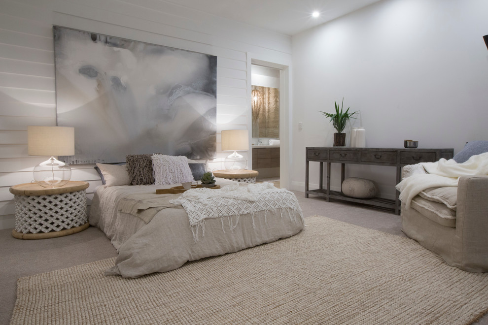 Свежая идея для дизайна: хозяйская спальня среднего размера в морском стиле с белыми стенами и ковровым покрытием без камина - отличное фото интерьера