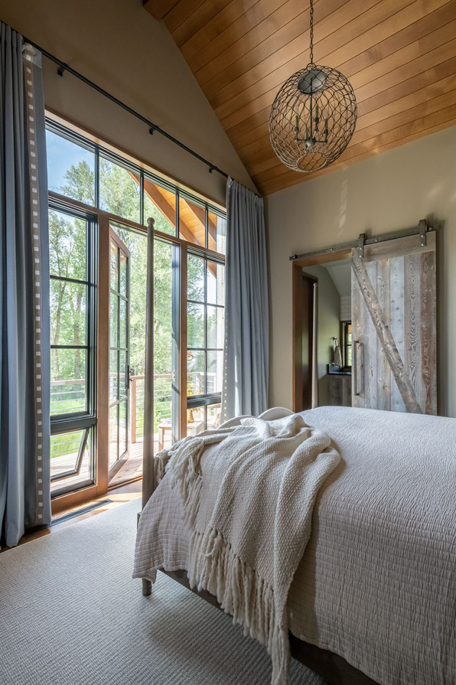 На фото: спальня в стиле кантри с бежевыми стенами, паркетным полом среднего тона и коричневым полом с
