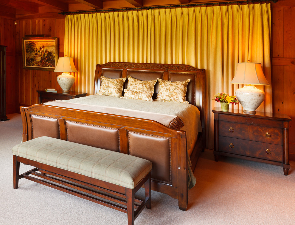 На фото: большая хозяйская спальня в стиле рустика с коричневыми стенами, ковровым покрытием и белым полом без камина с