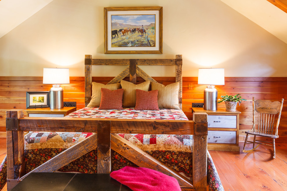 Foto de habitación de invitados rural grande sin chimenea con paredes blancas, suelo de madera oscura y suelo marrón