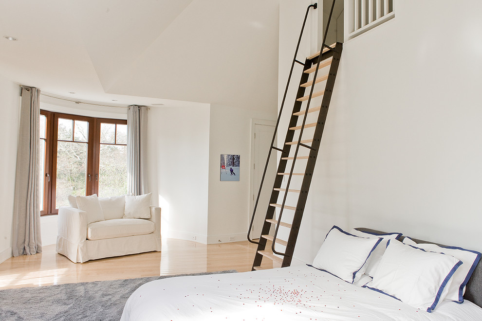 На фото: гостевая спальня среднего размера, (комната для гостей) в современном стиле с белыми стенами и светлым паркетным полом без камина