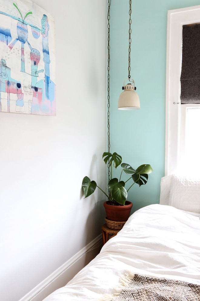 Источник вдохновения для домашнего уюта: маленькая спальня на антресоли в современном стиле с синими стенами и паркетным полом среднего тона для на участке и в саду
