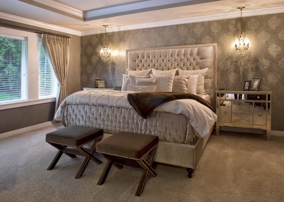 Imagen de dormitorio principal clásico renovado de tamaño medio con paredes grises y moqueta