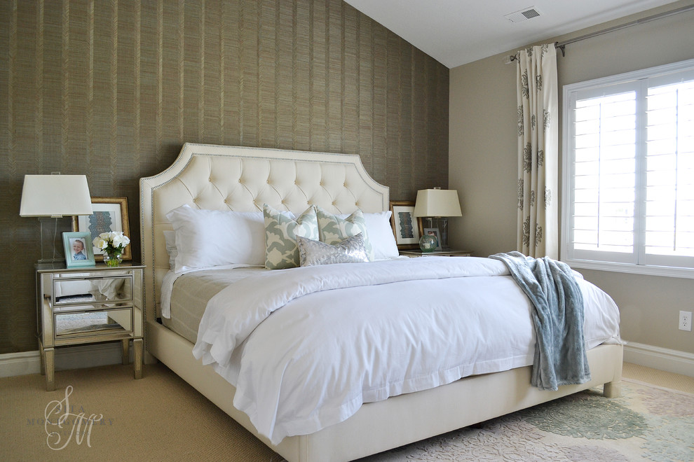 На фото: хозяйская спальня среднего размера в стиле неоклассика (современная классика) с серыми стенами и ковровым покрытием с