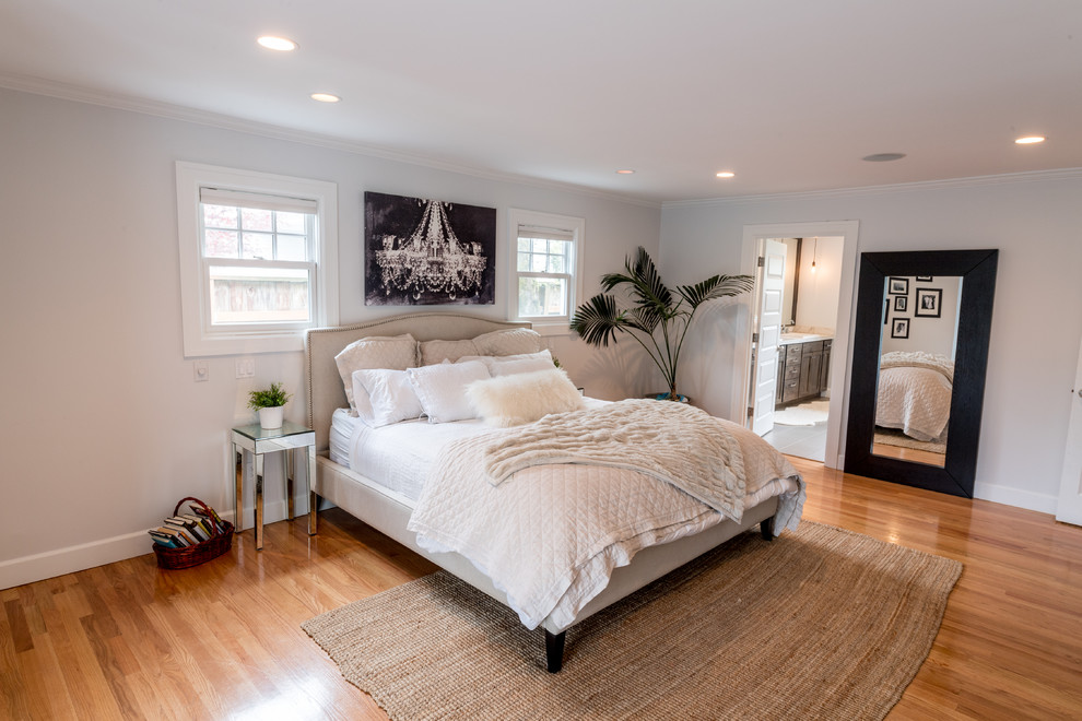 Пример оригинального дизайна: огромная хозяйская спальня в стиле неоклассика (современная классика) с белыми стенами, светлым паркетным полом и коричневым полом без камина