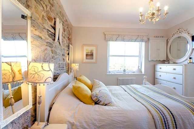 Foto de dormitorio principal campestre de tamaño medio sin chimenea con paredes beige y moqueta