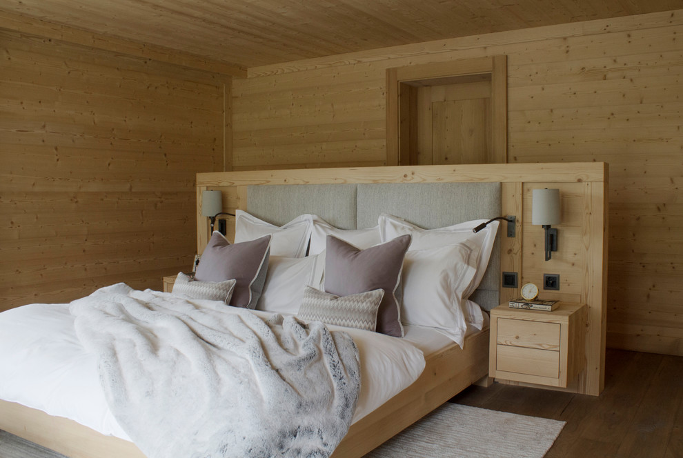 Ejemplo de dormitorio campestre con paredes marrones, suelo de madera en tonos medios y suelo marrón