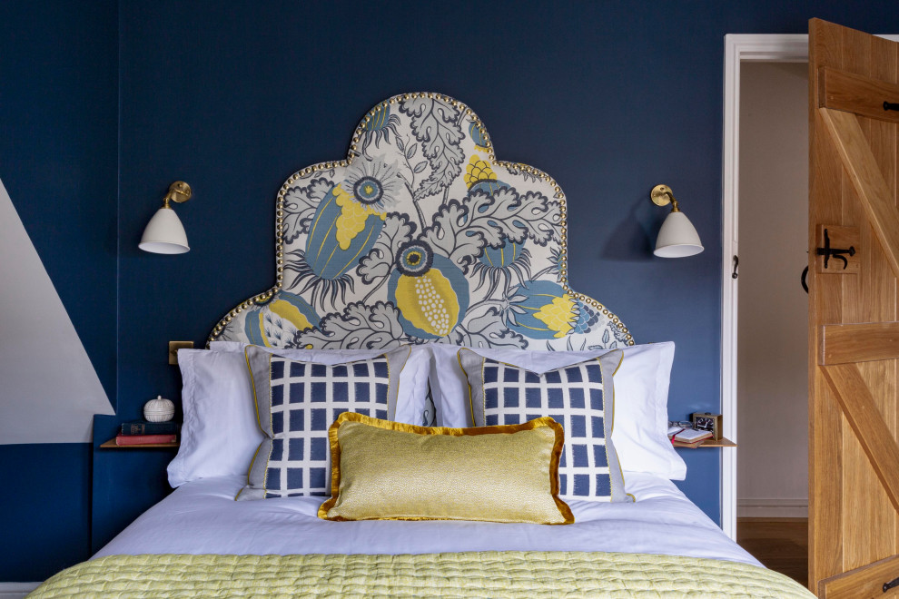 Mittelgroßes Mediterranes Schlafzimmer mit blauer Wandfarbe in Sonstige