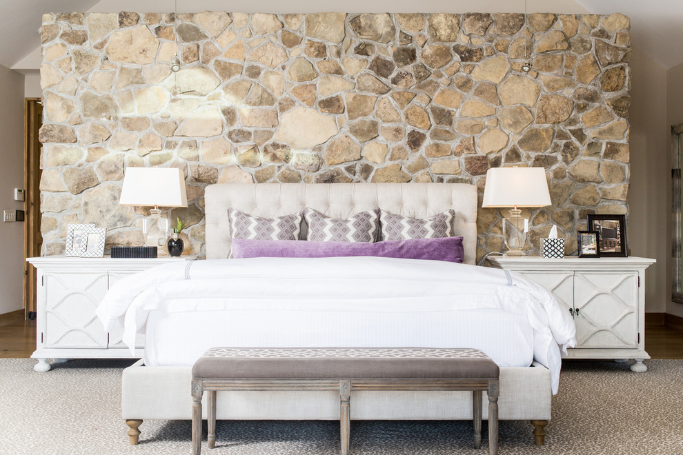 Свежая идея для дизайна: хозяйская спальня в стиле неоклассика (современная классика) без камина - отличное фото интерьера