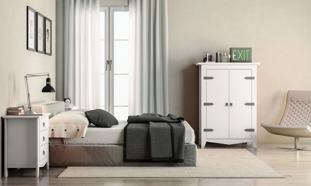 Immagine di una camera da letto stile loft country di medie dimensioni con pareti beige, parquet chiaro e pavimento grigio
