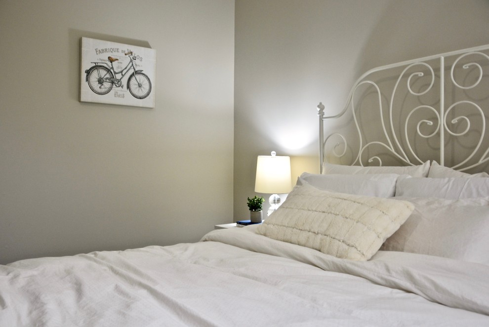 Example of a mid-sized cottage chic guest bedroom design in Toronto with beige walls