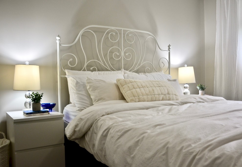 トロントにある中くらいなシャビーシック調のおしゃれな客用寝室 (ベージュの壁) のインテリア