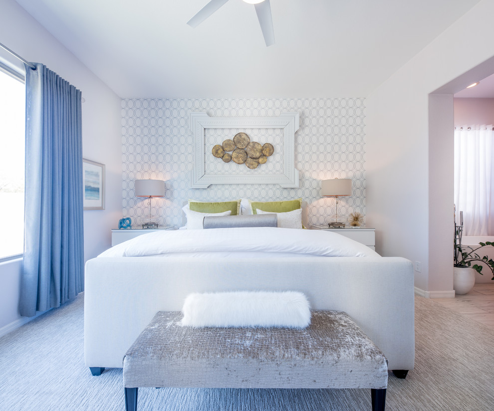 Ispirazione per una camera da letto costiera con pareti multicolore, moquette e pavimento multicolore