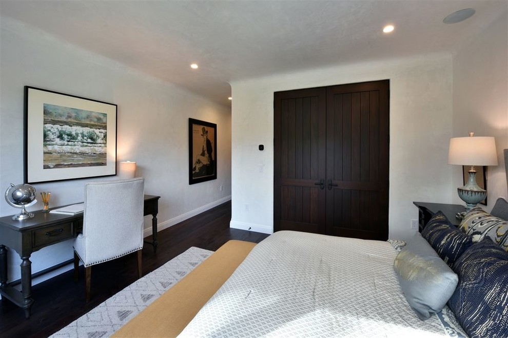 Mittelgroßes Modernes Gästezimmer mit weißer Wandfarbe und weißem Boden in San Diego