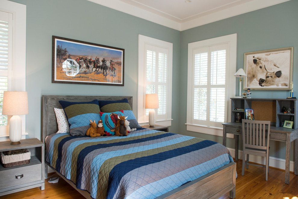 Idéer för att renovera ett mellanstort vintage gästrum, med blå väggar, mellanmörkt trägolv och brunt golv