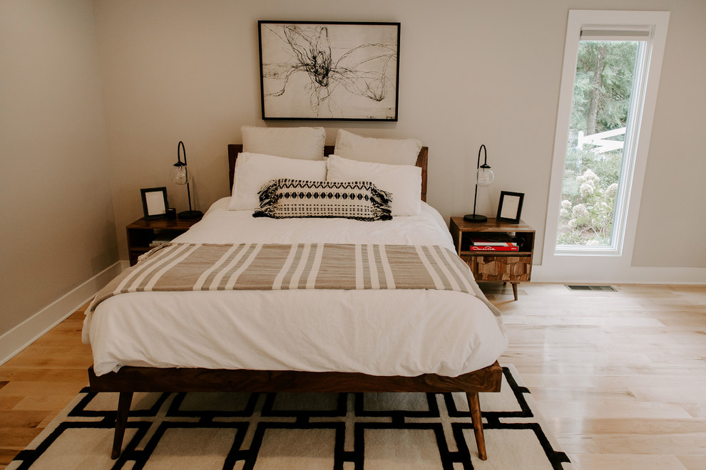 Свежая идея для дизайна: хозяйская спальня среднего размера в стиле модернизм с серыми стенами и светлым паркетным полом - отличное фото интерьера