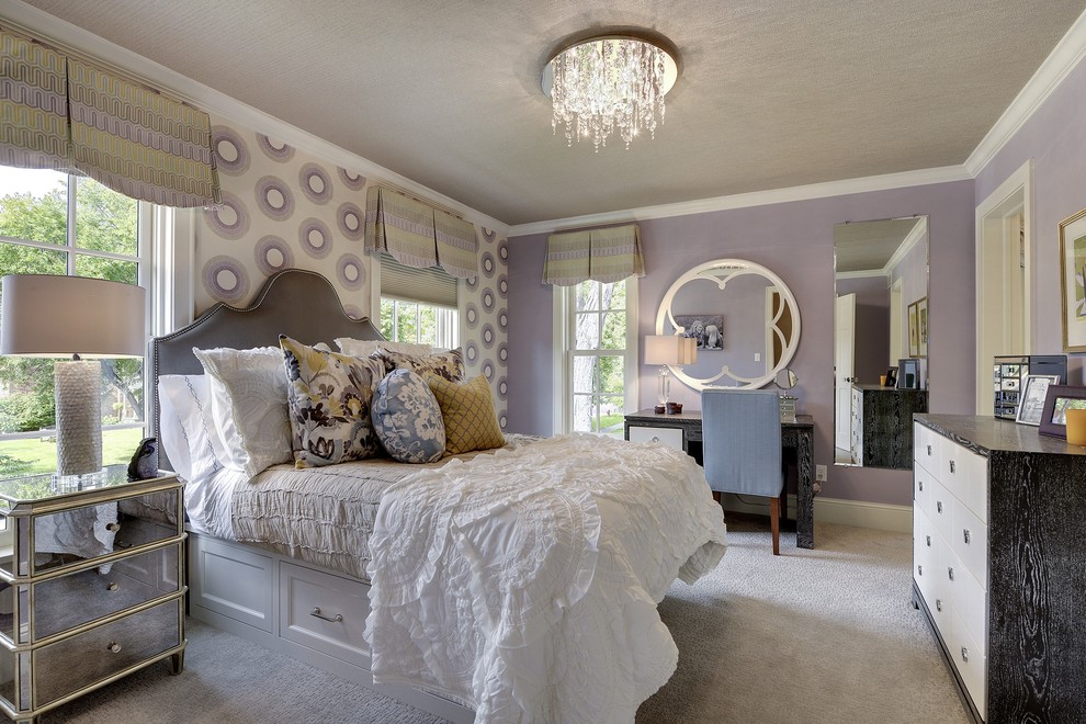 Esempio di una camera da letto chic con pareti viola