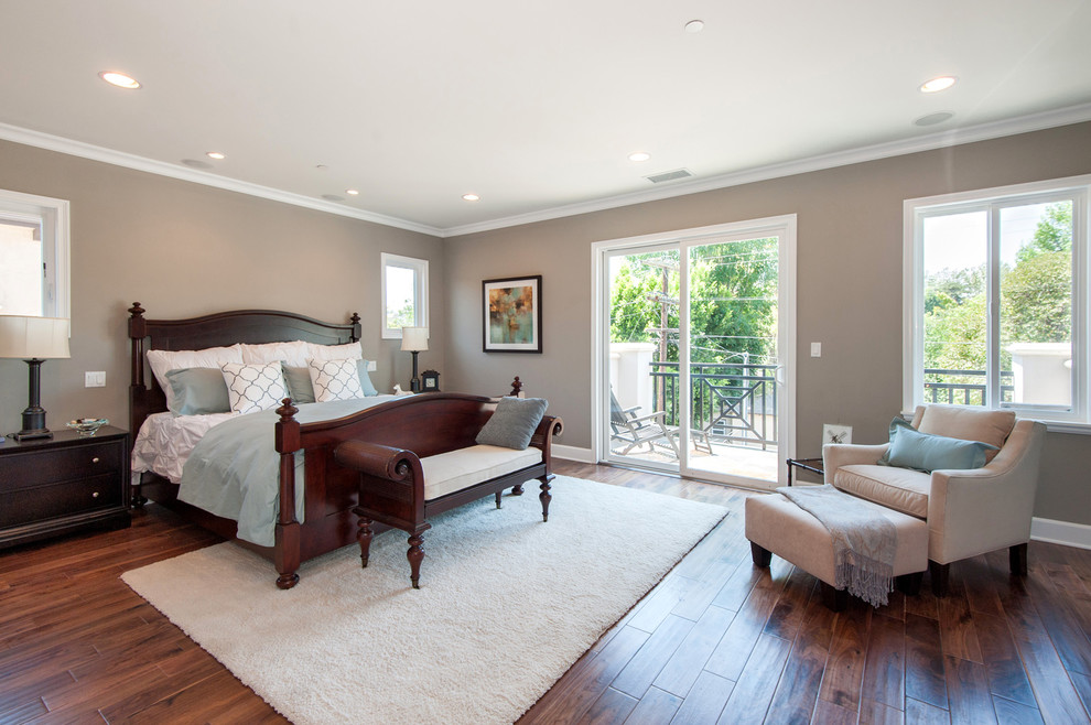 Foto de dormitorio principal contemporáneo de tamaño medio con paredes blancas y suelo de madera en tonos medios