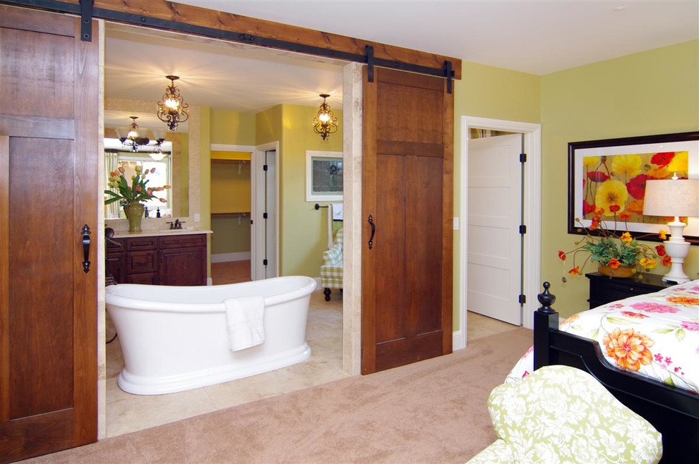 Modelo de dormitorio principal clásico renovado grande sin chimenea con paredes verdes, moqueta y suelo beige