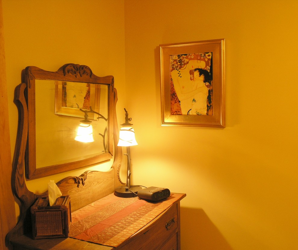 バーリントンにあるトラディショナルスタイルのおしゃれな寝室のインテリア
