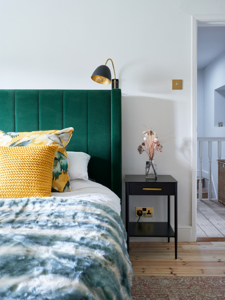 Свежая идея для дизайна: хозяйская спальня среднего размера в современном стиле с зелеными стенами, паркетным полом среднего тона и коричневым полом - отличное фото интерьера