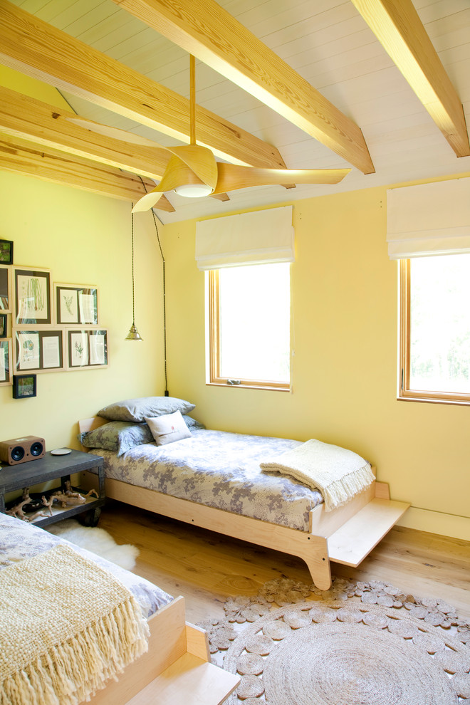 Immagine di una camera da letto minimal con pareti gialle e pavimento giallo