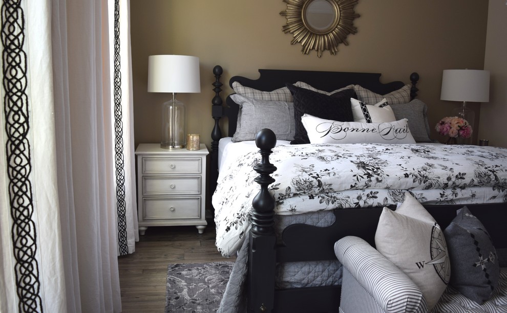 Esempio di una camera matrimoniale country di medie dimensioni con pareti beige, pavimento in legno massello medio e pavimento grigio