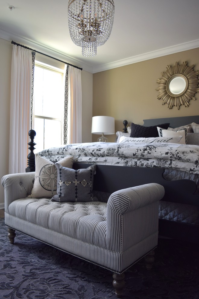 Mittelgroßes Landhaus Hauptschlafzimmer mit beiger Wandfarbe, braunem Holzboden und grauem Boden in Washington, D.C.