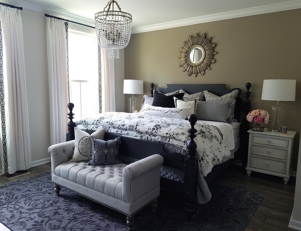Ejemplo de dormitorio principal de estilo de casa de campo de tamaño medio con paredes beige, suelo de madera en tonos medios y suelo gris